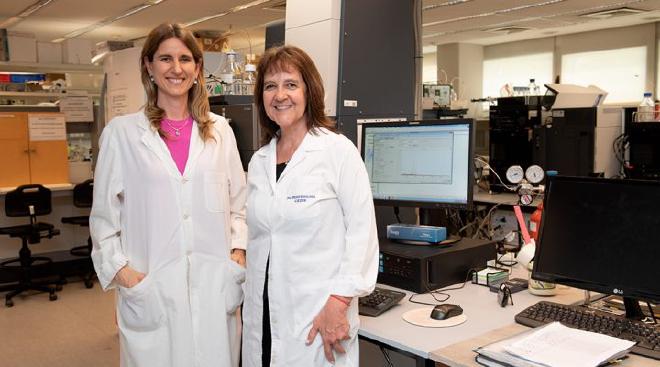 María Eugenia Monge y Gabriela Ropelato en el laboratorio, Crédito de la imagen: CONICET Fotografía/ Verónica Tello