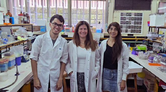 Laboratorio del CEFOBI. De derecha a izquierda: Valentín Permingeat, Alejandra Mussi, Bárbara Pérez Mora. Crédito de la imagen: gentileza investigadores
