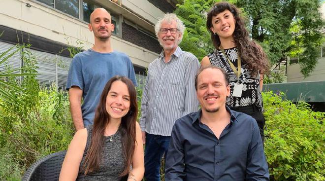 Ignacio Satorre, Alejandro Schinder, Natalia Soldi, Mariela Trinchero y Emilio Kropff, algunos de los investigadores que participaron de la investigación. Crédito de la imagen: Fundación Instituto Leloir