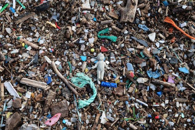 Imagen de [Sébastien Vincon] en Pexels (https://www.pexels.com/es-es/foto/sucio-medio-ambiente-basura-arena-10143821/)