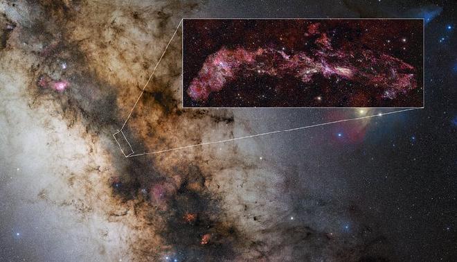 Ubicación de la Zona Molecular Central en la Vía Láctea. Esta imagen muestra la ubicación de la Zona Molecular Central (ZMC), una región en el núcleo de nuestra galaxia rica en densas e intrincadas nubes de gas. Esta zona ha sido cartografiada con el Atacama Large Millimeter/submillimeter Array (ALMA), como parte del Sondeo de Exploración ALMA CMZ o ACES. El recuadro es una imagen de ACES donde se muestran diferentes moléculas en distintos colores. La imagen completa, la más grande jamás obtenida con ALMA, tiene una longitud equivalente a tres lunas llenas, una junto a la otra, en el cielo. Crédito de la imagen: ALMA(ESO/NAOJ/NRAO)/S. Longmore et al. Stars in inset: ESO/D. Minniti et al. Milky Way: ESO/S. Guisard