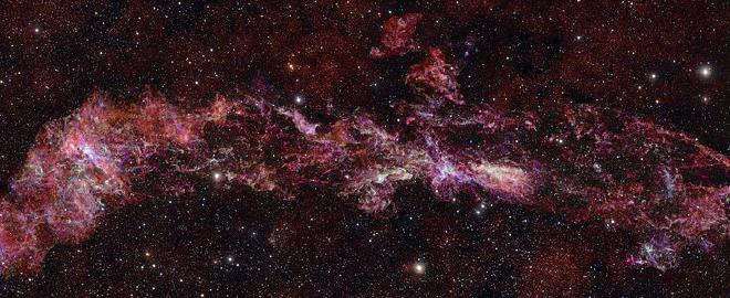 La imagen muestra la compleja distribución del gas molecular en la Zona Molecular Central (ZMC) de la Vía Láctea