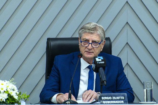 Governor Sergio Ziliotto insisted on the color of his usual clothing during his speech to the Pampas legislators. Image credit: Provincial News Agency