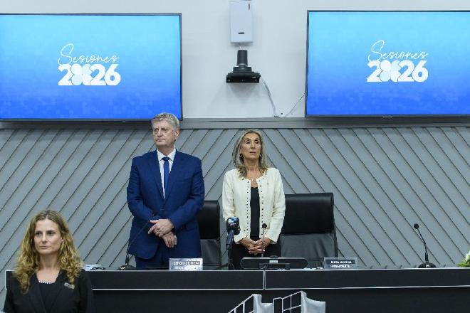 Algunos observadores señalaron que esta imagen resumiría la situación interna en el PJ pampeano. Miradas poco coincidentes entre el ziliottismo y otros sectores internos, como el vernismo puro, en la figura de la vicegobernadora. Crédito de la imagen: Agencia Provincial de Noticias