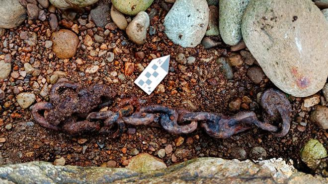 Remains of chains attributable to a shipwreck in San Juan Salvamento.