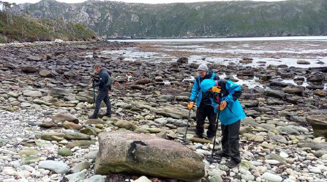 CONICET researchers and fellows carrying out the first systematic historical archaeological campaign on the Isla de los Estados located 230 kilometers from Ushuaia.