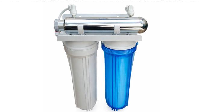Esquema de un sistema de purificación de agua para consumo que combina etapas de fotólisis UVC y captura mediante materiales adsorbentes. Imagen gentileza de di Luca et al..