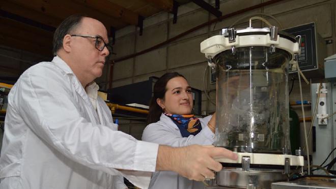 Sebastián Cavalitto y María Dolores Pendón realizan pruebas en el CINDEFI. Crédito de la imagen: CONICET Fotografía/Rayelen Baridon.
