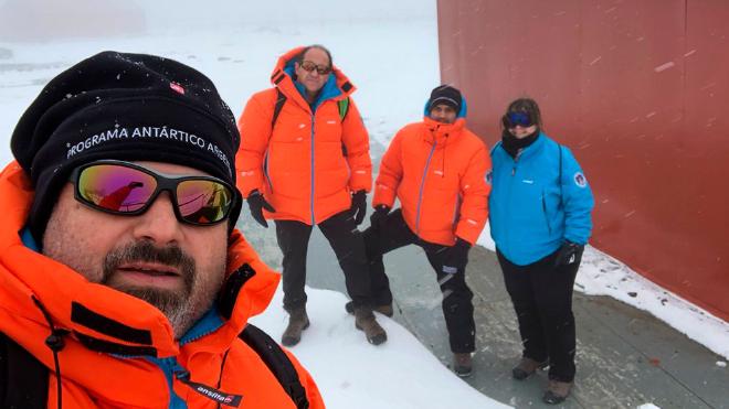 En la parte exterior del laboratorio de rayos cósmicos que los investigadores estuvieron montando en la Antártida en el año 2019