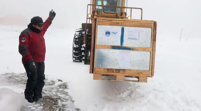 Recibiendo la carga en el laboratorio desde el depósito en la Base Antártica Conjunta Marambio. La carga fue transportada desde el IAFE hasta Antártida en el Hércules.