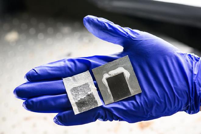 En el laboratorio del profesor Chunlei Guo en la Universidad de Rochester, los investigadores desarrollaron un dispositivo de desalinización solar que incorpora un metal negro superabsorbente grabado con láser, una tecnología que produce agua dulce a partir de agua de mar capturando sales y minerales en lugar de generar residuos nocivos de salmuera. Crédito de la imagen: Foto de la Universidad de Rochester / J. Adam Fenste
