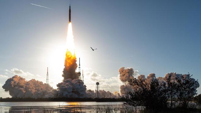 La misión Artemis II de la NASA fue lanzada el 1° de abril de 2026 desde el Centro Espacial Kennedy en Florida. Una nueva investigación revela que los combustibles sólidos para cohetes, utilizados en los propulsores de este lanzamiento, agotan la capa de ozono más que otros tipos de combustibles. Crédito: NASA/John Kraus