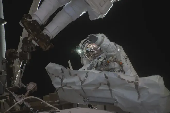 La astronauta de la NASA, Jessica Meir saluda a la cámara durante una caminata espacial de siete horas y dos minutos en el exterior de la Estación Espacial Internacional el 18 de marzo de 2026**. Crédito de la imagen: NASA
