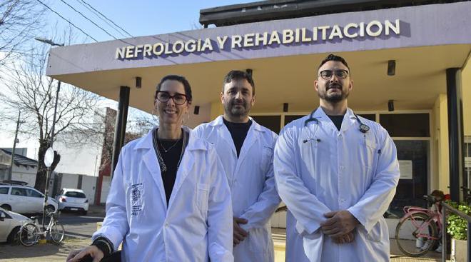 De izq. a der.: Silvina Maltas, Agustín Ferrigno, y Martín Mamberti, tres médicos del Servicio de Nefrología del Hospital Interzonal General de Agudos &ldquo;General San Martín&rdquo; de La Plata.