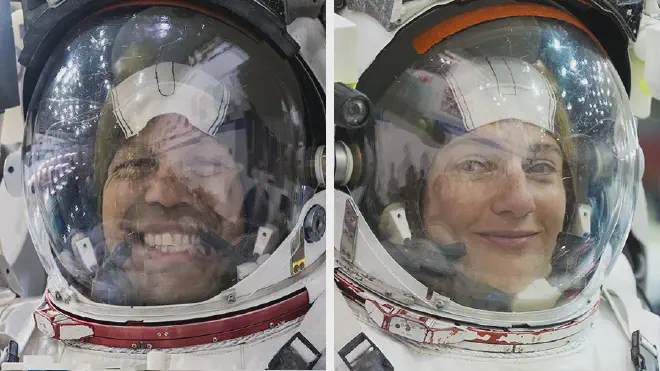 En la fotografía aparecen los astronautas de la NASA, Chris Williams y Jessica Meir, entrenando para una caminata espacial con sus trajes espaciales en el Laboratorio de Flotabilidad Neutra de la NASA en Houston, Texas. Crédito de la imagen: NASA