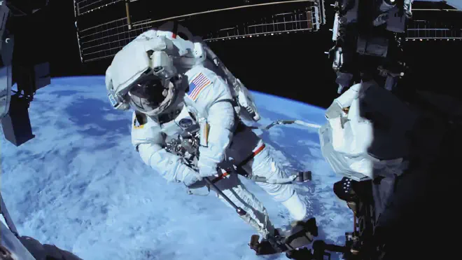 El astronauta de la NASA Chris Williams realizó hoy una caminata espacial a 450 kilómetros de la superficie terrestre, para reparar el brazo robótico Canadarm2 en la Estación Espacial Internacional. Crédito de la imagen: NASA+