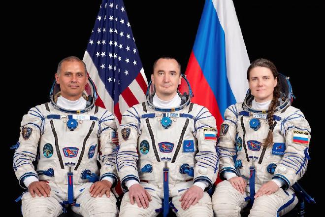 El astronauta de la NASA Anil Menon y los cosmonautas de Roscosmos Pyotr Dubrov y Anna Kikina, miembros de la tripulación principal de la Soyuz MS-29, posan para un retrato en el Centro de Entrenamiento de Cosmonautas Gagarin en Rusia