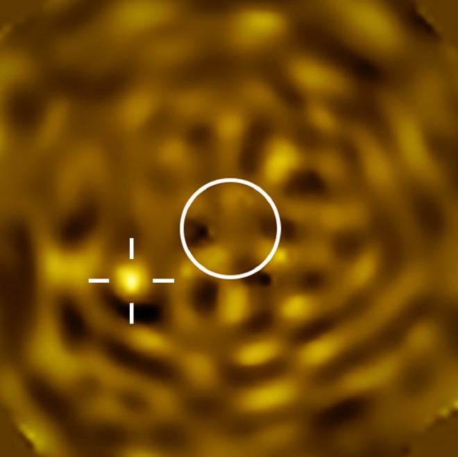 Esta imagen, tomada con el Very Large Telescope ( VLT ) del ESO , muestra la imagen más nítida jamás obtenida de lo que probablemente sea Betelgeuse B, una estrella que orbita alrededor de Betelgeuse. La imagen se capturó con el instrumento SPHERE en diciembre de 2024, cuando se preveía que la compañera estaría más alejada de Betelgeuse vista desde la Tierra. El círculo indica el tamaño de Betelgeuse, que ha sido eliminado. La fuente brillante a la izquierda, marcada con una cruz, coincide con Betelgeuse B. Crédito de la imagen: ESO/M. Montargès et al.