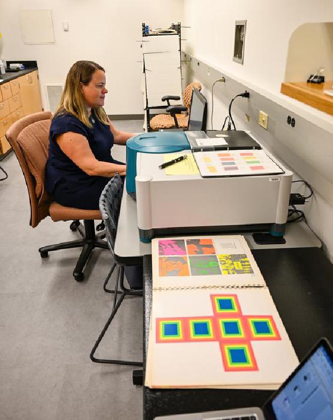 Al comprender cómo se degradan con el tiempo los pigmentos fluorescentes y fosforescentes, Sarah Sobeck quiere ayudar a los fabricantes a desarrollar pinturas que conserven su brillo durante más tiempo. Crédito de la imagen: The College of Wooster