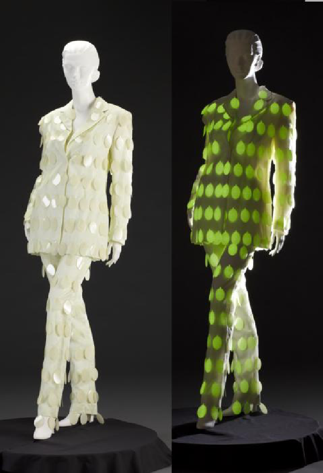 Un traje con saco y pantalón adornado con lentejuelas fosforescentes parece blanco a la luz normal y visible, pero brilla de color verde en la oscuridad. Crédito de la imagen: Museo de Arte de Indianápolis en Newfields, Fondo de Adquisición de la Fashion Arts Society, 2013.310AD.2.