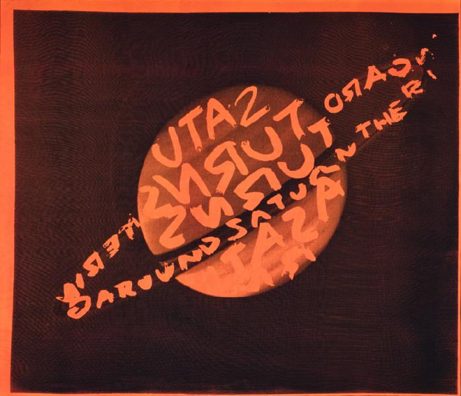 Un trozo de tela con un Saturno de color naranja brillante cubierto de grafitis negros, diseñado por Stephen Sprouse, 1984-1985. Crédito de la imagen: Museo de Arte de Indianápolis en Newfields, Donación de Joanne Sprouse, en memoria de su hijo Stephen Sprouse, 2020.58.