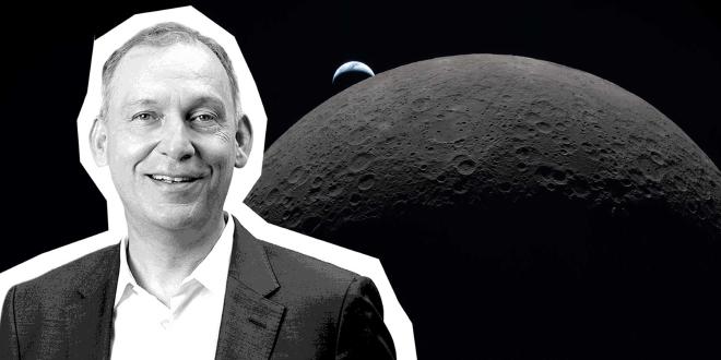 Imagen de Thomas Zurbuchen, la Luna y la Tierra. Crédito de la imagen: ETHZ