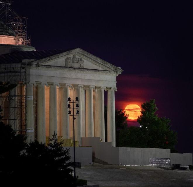 La Luna se oculta tras el Monumento a Jefferson en Washington, 50 años después del lanzamiento del Apolo 11 por los astronautas Neil Armstrong, Michael Collins y Buzz Aldrin, la primera misión en llevar astronautas a la Luna. Martes, 16 de julio de 2019. Crédito de la imagen: Bill Ingalls/NASA