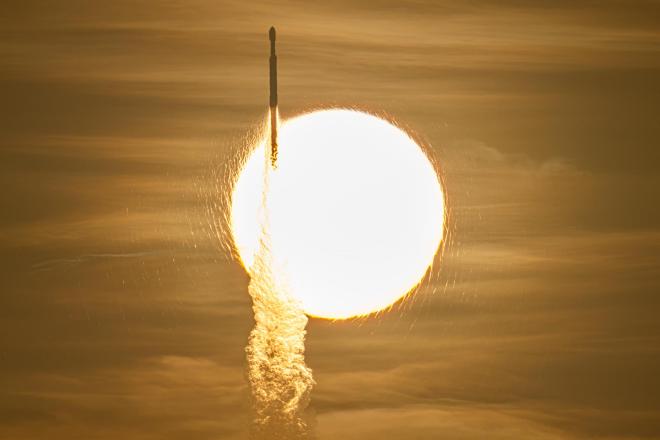 Un cohete Falcon Heavy, de SpaceX, con el telescopio espacial Nancy Grace Roman de la NASA a bordo surca la figura del Sol, durante el lanzamiento desde el histórico Complejo de Lanzamiento 39A, desde el que partiera la histórica misión Apolo 11*. Crédito de la imagen: NASA/John Kraus