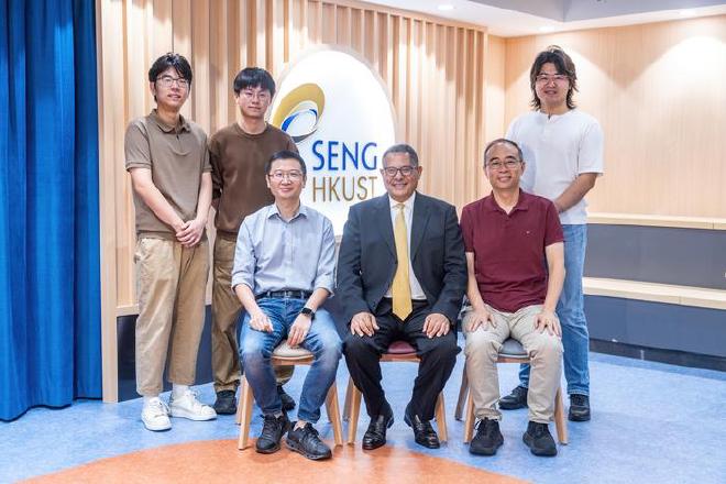 La HKUST propone el marco de “Comunicación orientada a tareas potenciada por el razonamiento”, que dota a los agentes de IA de capacidades de razonamiento lógico autónomo para determinar qué información compartir, cuándo comunicarse y por qué es necesario el intercambio de información. El equipo de investigación está integrado por el Prof. Khaled B. Letaief (primera fila, centro), el Prof. Zhang Jun (primera fila, izquierda), el Prof. Song Shenghui (primera fila, derecha), el Dr. Wang Zixin (segunda fila, derecha), Xie Songjie (segunda fila, izquierda) y Li Hongru (segunda fila, izquierda). Crédito de la imagen: HKUST