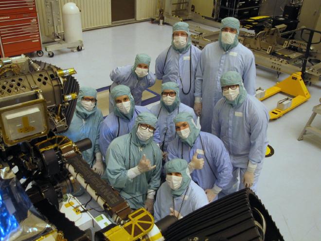 Miembros del equipo de operaciones de ensamblaje, prueba y lanzamiento del JPL para la misión Perseverance de la NASA muestran su agradecimiento por el rover recién bautizado. La imagen fue tomada el 4 de marzo de 2020 en una instalación de procesamiento de carga útil en el Centro Espacial Kennedy de la NASA.