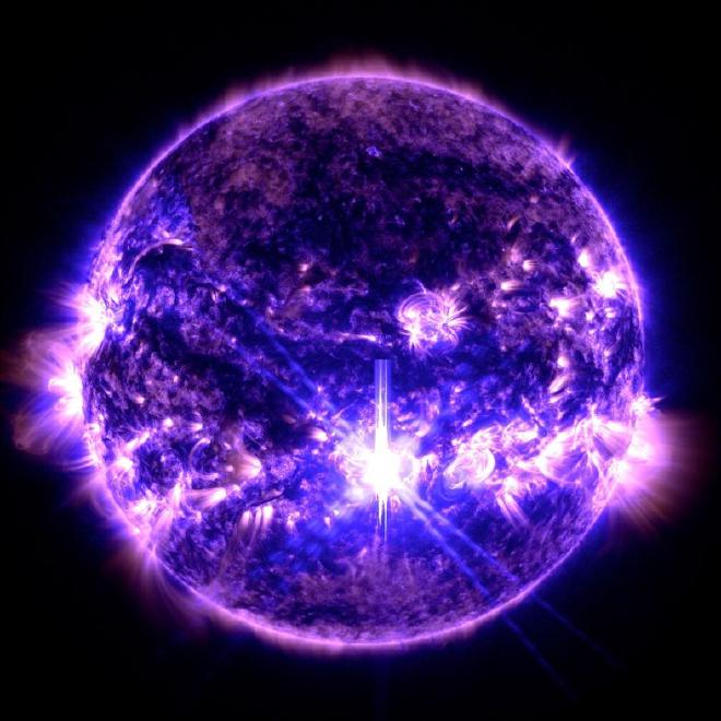 El 3 de octubre de 2024, el Sol emitió una fuerte llamarada solar. A la fecha, esta llamarada solar es la más grande del Ciclo Solar 25 y está clasificada como una llamarada X9.0. El Observatorio de Dinámica Solar de la NASA capturó imágenes de esta llamarada solar, como se ve en el destello brillante en el centro, el 3 de octubre de 2024. La imagen muestra una combinación de luz de 171 Angstroms y 131 Angstroms, subconjuntos de luz ultravioleta extrema. Crédito: NASA/SDO