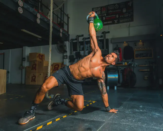 Hombre haciendo crossfit