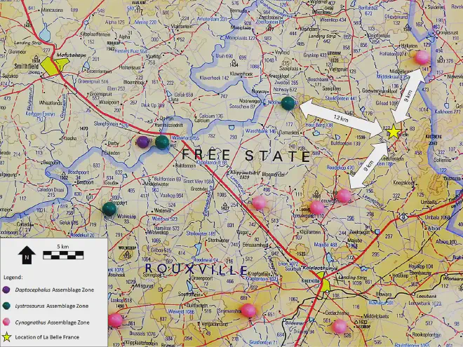 Extracto de la compilación de mapas topocadastrales a escala 1:250 000 que James Kitching realizó en 1972. La posición de La Belle France está marcada con una estrella. Los afloramientos están marcados con alfileres de colores. Los colores corresponden a las zonas de ensamblaje identificadas por Kitching <a href="https://journals.plos.org/plosone/article?id=10.1371/journal.pone.0309908#pone.0309908.ref028"   target="_blank">
    28</a> basándose en la fauna fósil. Crédito de la imagen: Julien Benoit