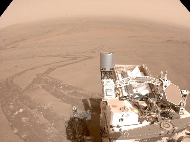 Las huellas que se muestran en esta imagen indican lo resbaladizo del terreno que Perseverance encontró durante su ascenso por el borde del cráter Jezero. La imagen fue tomada por una de las cámaras de navegación el 11 de octubre. Crédito: NASA/JPL-Caltech