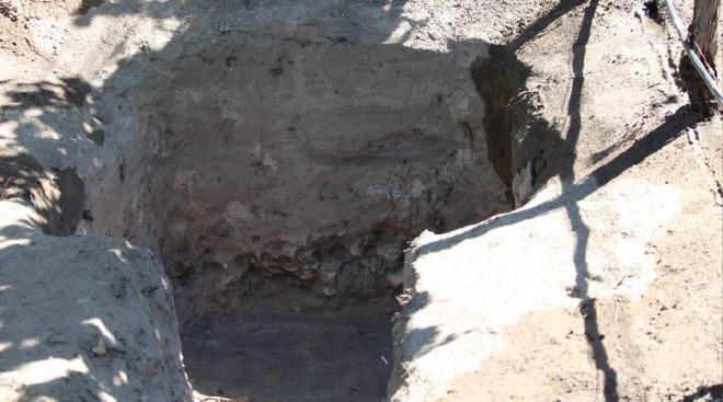 Suelo aluvional profundo del Valle de Uco, con una capa de arena y limo en el primer horizonte, seguido de piedra con calcáreo. Crédito de la imagen: Roy Urvieta