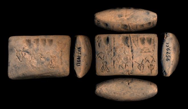 Fotografía de una tablilla protocuneiforme que muestra los signos que se analizan en el artículo. (Cortesía de CDLI - Cuneiform Digital Library Initiative)