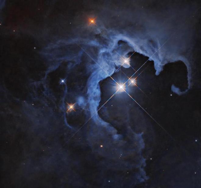 Esta imagen obtenida con el Telescopio Espacial Hubble captura un sistema de estrellas triples, que puede albergar planetas potencialmente habitables. Nuestro vecino estelar más cercano, el sistema Alpha Centauri, incluye tres estrellas.