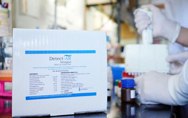 El kit Detect-AR Dengue TEST de ELISA NS1 será comercializado por el Laboratorio Lemos. 