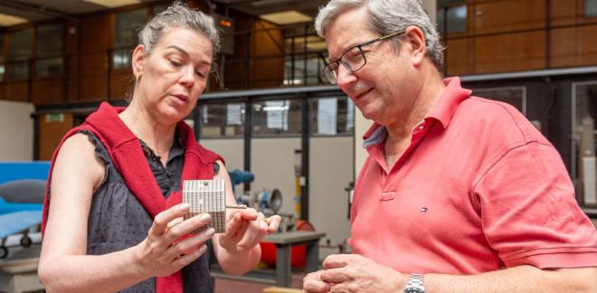 Walkiria Schulz y Guillermo Cid, docentes de Ingeniería Aeroespacial de la Universidad de Córdoba, que trabajan con los alumnos en el desarrollo, armado&hellip; y más allá, del satélite Nano 70/30