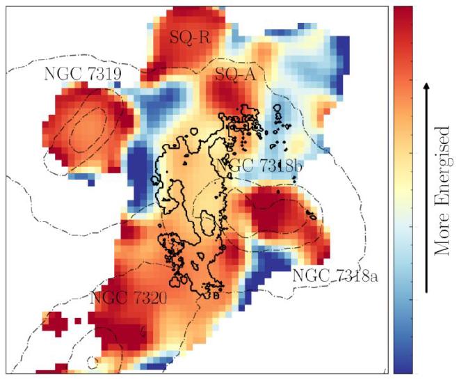 La imagen revela la edad del plasma de alta energía en el Quinteto de Stephan, captada por observaciones de radio con VLA y LOFAR. Los colores azules indican plasma más antiguo y de baja energía, mientras que las áreas naranja y amarilla marcan regiones que están siendo energizadas activamente. Las líneas discontinuas delgadas delinean la ubicación de las galaxias en el grupo, mientras que las líneas continuas negras trazan la región de choque identificada con los datos de WEAVE, que coincide perfectamente con las áreas donde este plasma está siendo reacelerado por la colisión entre NGC 7318b y el grupo. Crédito: University of Hertfordshire. Tipo de licencia Atribución (CC BY 4.0)