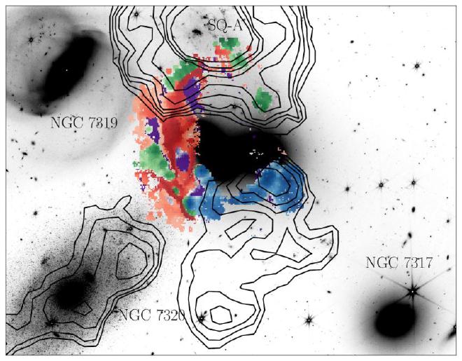 Descomposición de gas mediante <em>WEAVE</em> en el <em>Quinteto de Stephan</em>, superpuesta a una imagen del <em>James Webb Space Telescope</em>. El rojo resalta el gas impactado por la colisión, mientras que el verde y el azul muestran las regiones de formación estelar. Las áreas violetas representan burbujas con un origen desconocido. Los contornos negros muestran hidrógeno neutro, y su ubicación relativa al gas impactado (en rojo) sugiere que es de ahí de donde proviene. Crédito: University of Hertfordshire. Tipo de licencia Atribución (CC BY 4.0)