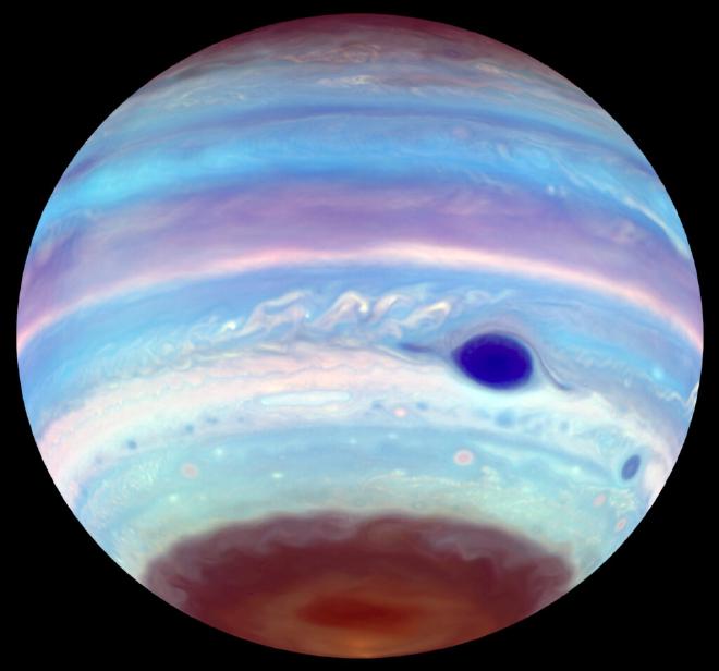 Imagen ultravioleta en falso color de todo el planeta, que muestra la capa de neblina de hidrocarburos que cubre el polo sur. El borde de la capa del polo norte es visible en la parte superior. Crédito: Troy Tsubota y Michael Wong, UC Berkeley