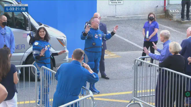 Bill Nelson, administrador de la NASA, con camisa azul, en el extremo derecho de la imagen, junto a funcionarios e invitados especiales