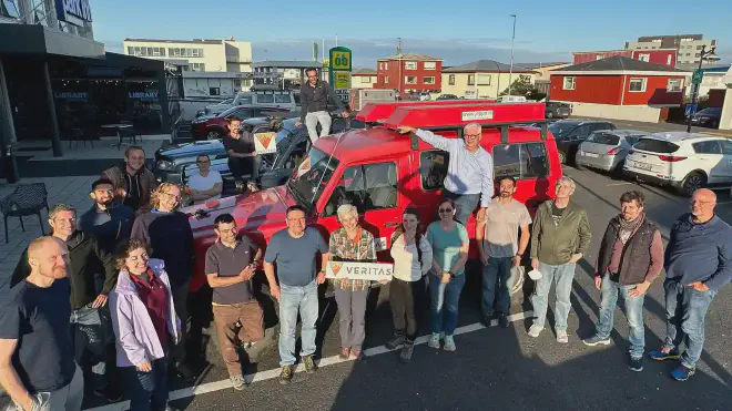 miembros del equipo científico VERITAS de la NASA posan para una fotografía el 31 de julio de 2023, después de llegar a Islandia para comenzar una campaña de estudio de la geología de la isla volcánica en apoyo de la futura misión a Venus. La investigadora principal, Suzanne Smrekar, sostiene el logotipo de VERITAS. Crédito: NASA/JPL-Caltech