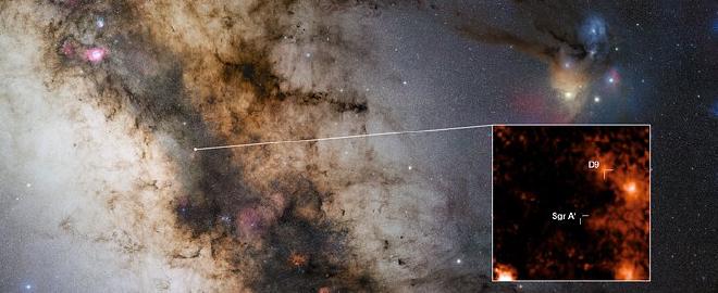 Esta imagen indica la ubicación de la estrella binaria D9 recién descubierta, que orbita Sagitario A*, el agujero negro supermasivo en el centro de nuestra galaxia. Es el primer par de estrellas que se encuentra cerca de un agujero negro supermasivo. El recorte muestra el sistema binario detectado por el espectrógrafo SINFONI, instalado en el Very Large Telescope de ESO. Aunque en esta imagen no pueden discernirse las dos estrellas por separado, la naturaleza binaria de D9 fue revelada por los espectros captados por SINFONI durante varios años. Estos espectros mostraron que la luz emitida por el gas de hidrógeno que hay alrededor de D9 oscila periódicamente hacia longitudes de onda rojas y azules a medida que las dos estrellas se orbitan entre sí. Crédito: ESO/F. Peißker et al., S. Guisard