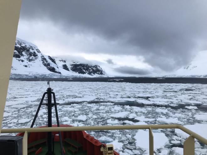 El hielo marino frente a la Antártida occidental, visto aquí en octubre de 2018 desde un buque de investigación. Una nueva investigación explica y predice los recientes descensos del hielo marino invernal alrededor de la Antártida. Crédito: Hannah Dawson/University of Washington