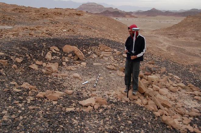 El Dr. Omri Yagel registra la ubicación precisa de la toma de muestras en una de las minas de cobre del Rey Salomón. Crédito de la imagen: Universidad de Tel Aviv