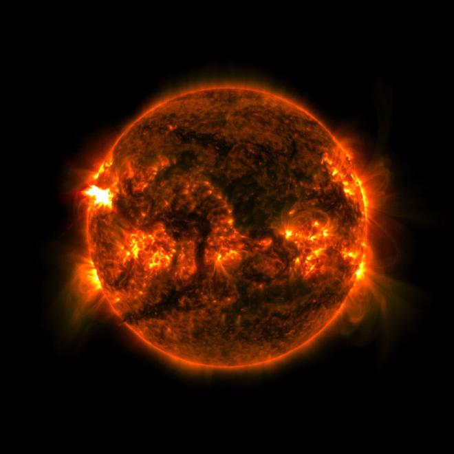 El Generador de Imágenes Solar Ultravioleta, de la Administración Nacional Oceánica y Atmosférica de Estados Unidos tomó esta imagen de una llamarada solar, vista como el destello brillante en la parte superior izquierda, el 3 de enero. La imagen muestra un subconjunto de luz ultravioleta extrema que resalta el material extremadamente caliente en las llamaradas y que está coloreado en rojo y dorado. Crédito: NOAA