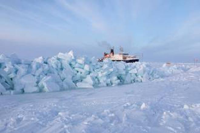 Una dorsale de presión recién formada se eleva sobre un témpano de hielo, captada durante la <a href="https://en.wikipedia.org/wiki/MOSAiC_Expedition"   target="_blank">
    expedición MOSAiC</a>. Al fondo, el rompehielos Polarstern se desplaza junto al témpano, parte de su viaje de un año a través del Ártico. (Crédito: Alfred-Wegener-Institut)