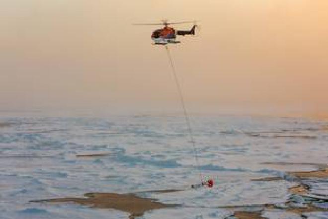 El instrumento que se utiliza para medir el espesor del hielo marino y cartografiar las dorsales de presión, remolcado por un helicóptero a 15 metros sobre la superficie del hielo. (Crédito: Stefan Hendricks, Alfred-Wegener-Institut)